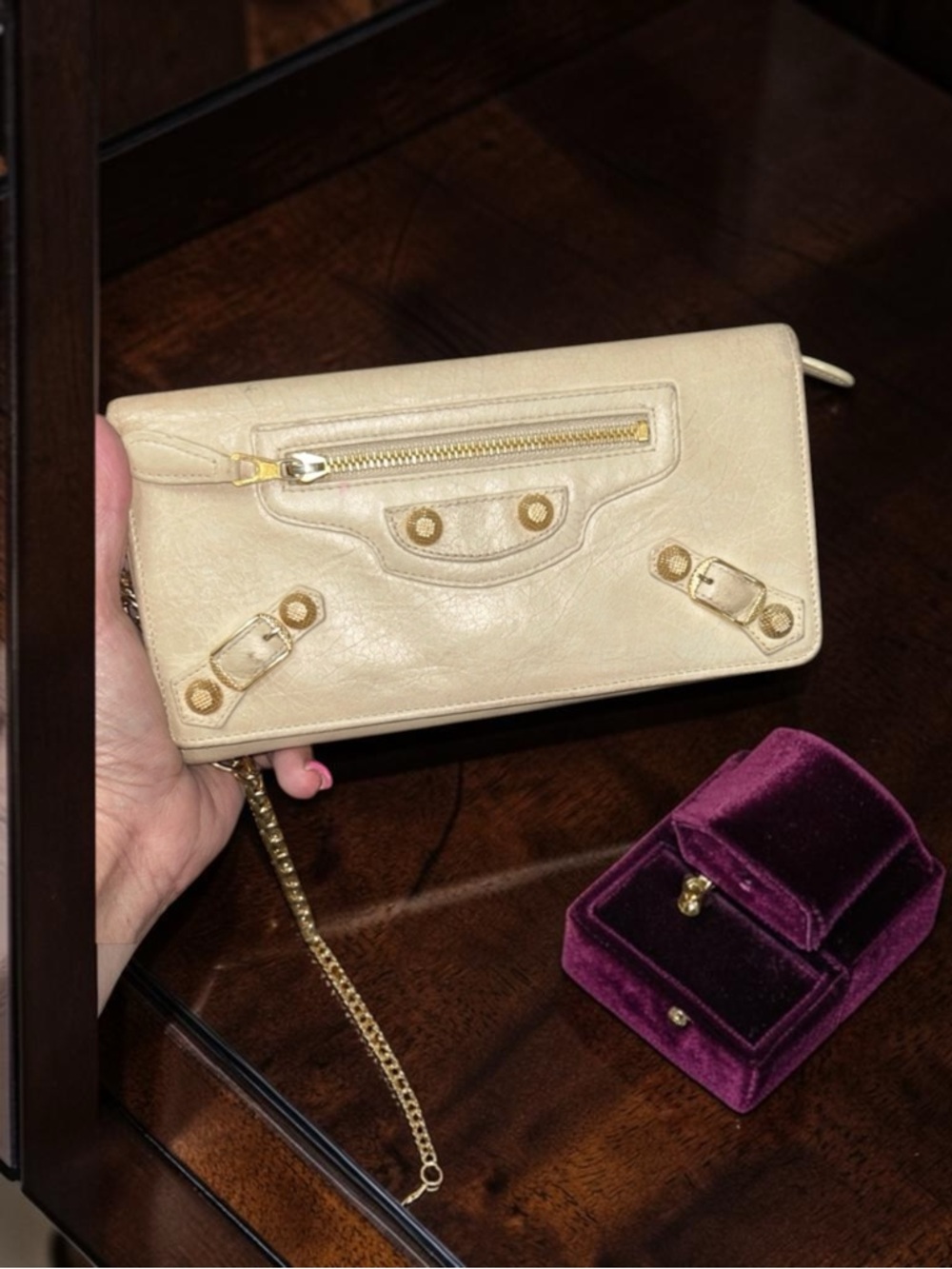 Balenciaga Classic Chain Wallet Clutch Cream
Leather Gold Hardware Crossbody - Picture 6 of 10